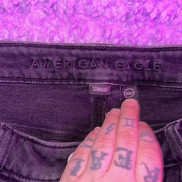 American Eagle Strigid High-Waisted Mom Jean 8 Short - Picture 2 of 9